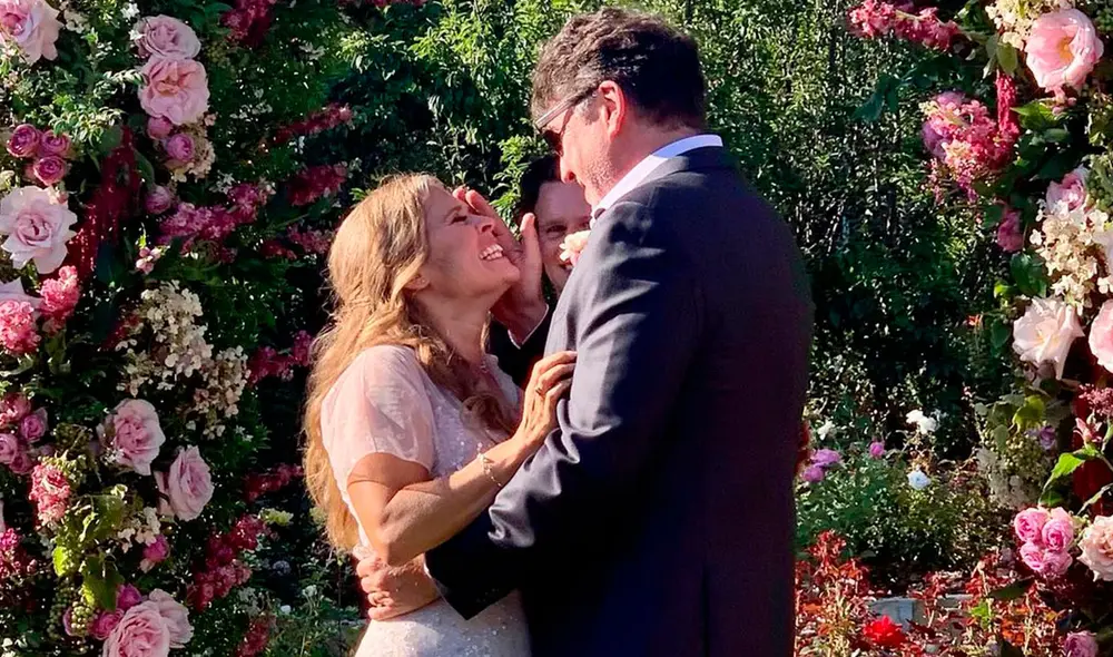 La cineasta y el actor se mostraron felices durante la ceremonia realizada en un jardín. Foto: captura/Instagram
