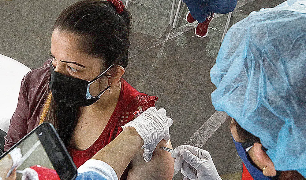 Jornada. Los vacunatorios continúan aplicando la segunda dosis a las personas programadas. Foto: Minsa Jornada. Los vacunatorios continúan aplicando la segunda dosis a las personas programadas. Foto: Minsa