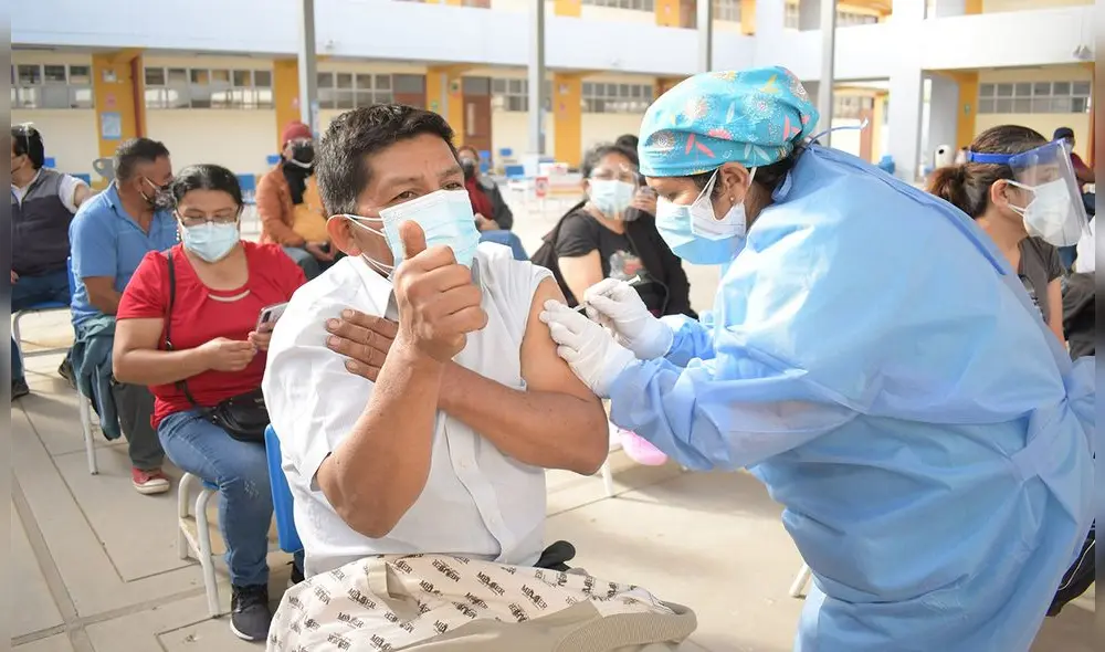 Decenas de personas acuden desde tempranas horas a puntos de vacunación. Foto: Geresa. Decenas de personas acuden desde tempranas horas a puntos de vacunación. Foto: Geresa.