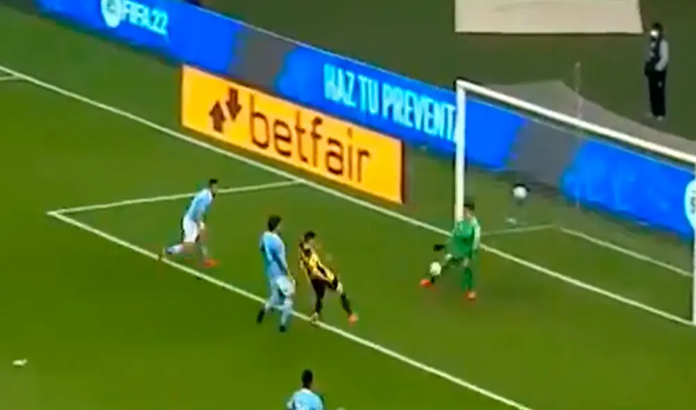 El gol de Álvarez llegó tras un pase de cabeza de Pablo Ceppelini. Peñarol vence de visita a Cristal. Foto: captura ESPN El gol de Álvarez llegó tras un pase de cabeza de Pablo Ceppelini. Peñarol vence de visita a Cristal. Foto: captura ESPN