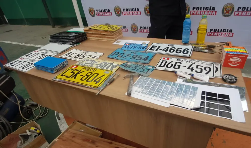 Dos de las placas incautadas pertenecen a vehículos robados en el Callao y Piura. Foto: Grace Mora / URPI-LR Dos de las placas incautadas pertenecen a vehículos robados en el Callao y Piura. Foto: Grace Mora / URPI-LR