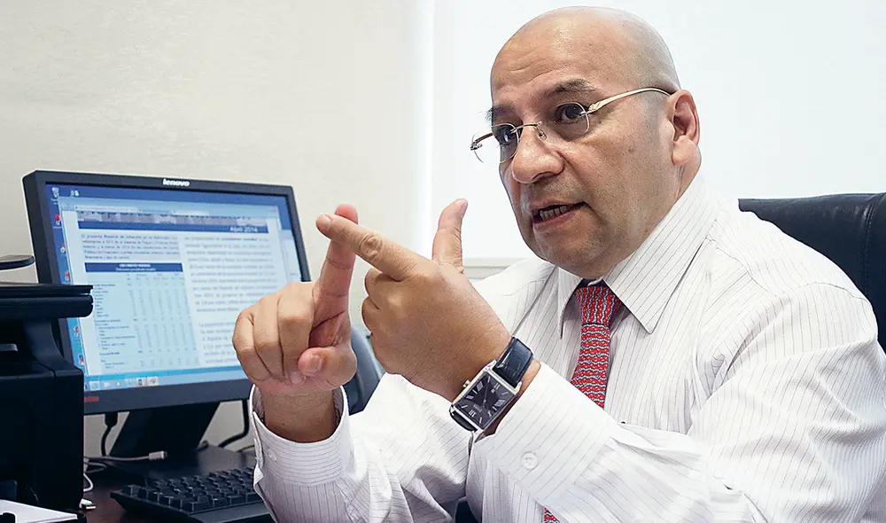 Alerta. Según Burneo, la actual intervención del BCRP debe ir más allá de vender dólares. Foto: La República Alerta. Según Burneo, la actual intervención del BCRP debe ir más allá de vender dólares. Foto: La República