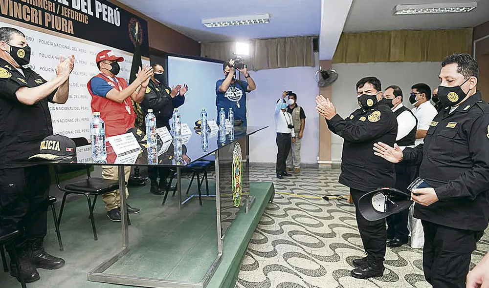 Reencuentro en Piura. El ministro del Interior, Juan Carrasco (de rojo), con el comandante general de la Policía Nacional, César Cervantes Cárdenas. Foto: difusión