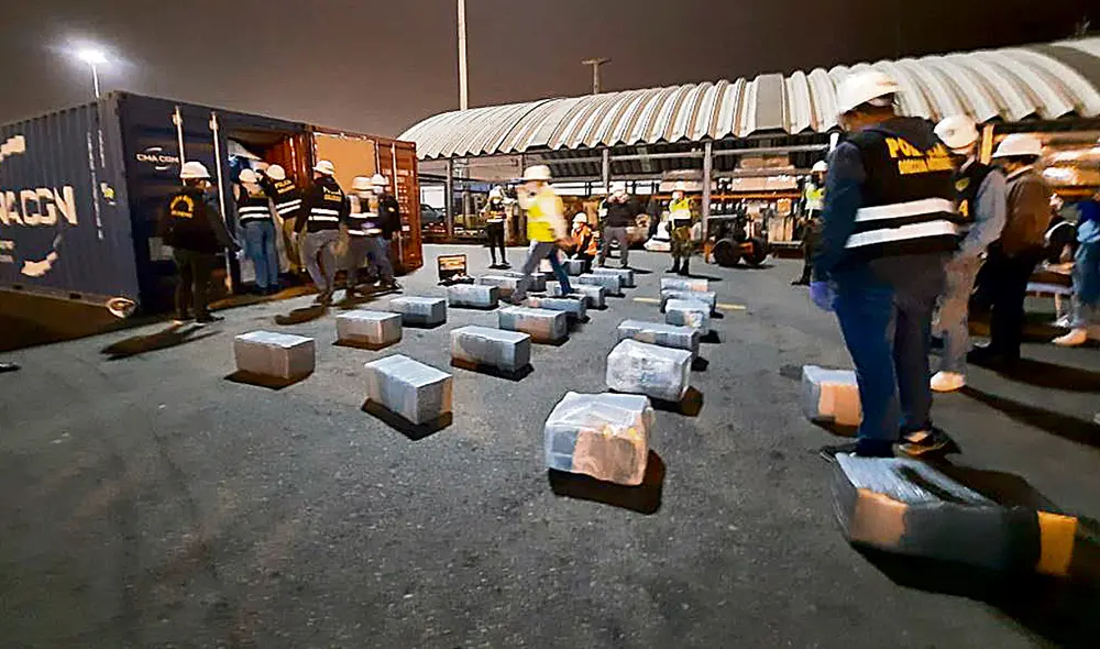 Operativo. Agentes de la Dirandro y de la Fiscalía extrajeron la droga del contenedor intervenido. La investigación continúa. Foto: difusión