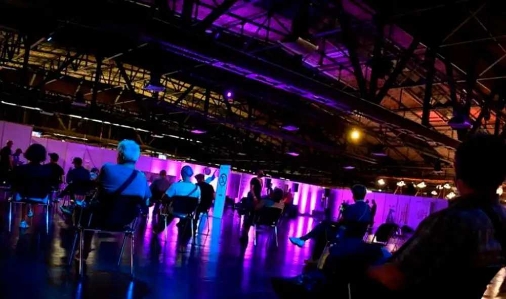 Un grupo de jóvenes escucha música tecno en el Club Arena de Berlín después de vacunarse. Foto: AFP