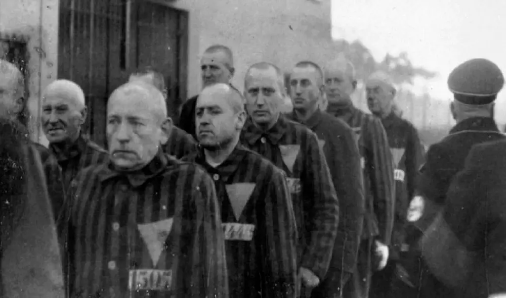 Prisioneros uniformados con insignias triangulares bajo la guardia nazi en el campo de concentración de Sachsenhausen, Alemania, en 1938. Foto: United States Holocaust Memorial Museum Prisioneros uniformados con insignias triangulares bajo la guardia nazi en el campo de concentración de Sachsenhausen, Alemania, en 1938. Foto: United States Holocaust Memorial Museum