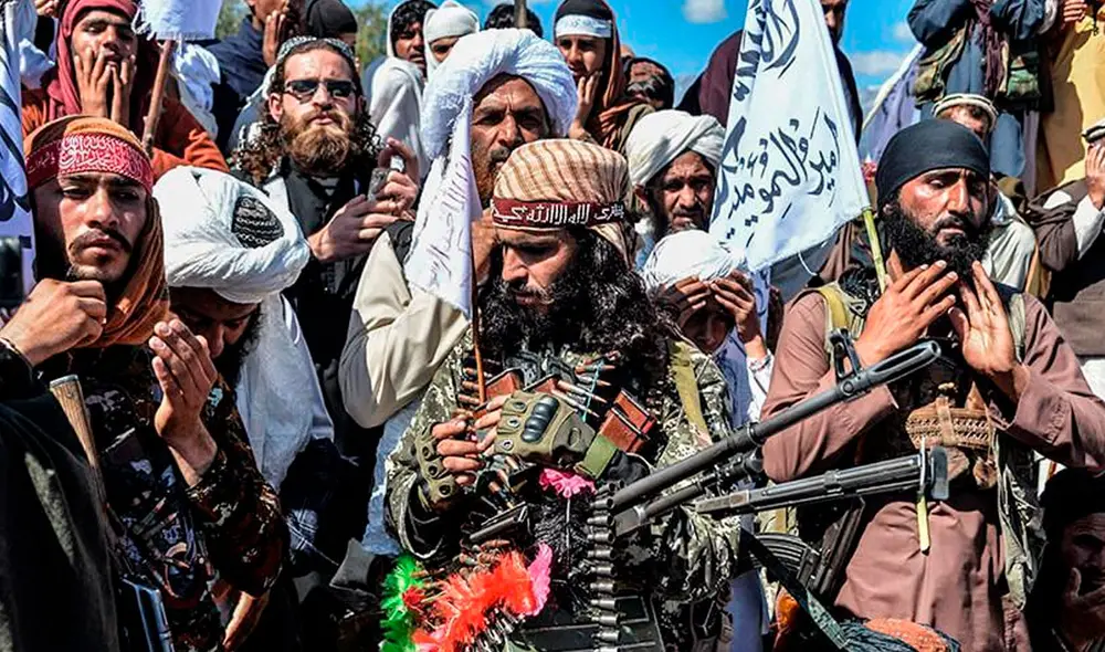 Tras la imparable invasión, cientos de efectivos del Ejército afgano se rindieron ante los talibanes cerca de la ciudad de Kunduz, también en el norte del país. Foto: AFP Tras la imparable invasión, cientos de efectivos del Ejército afgano se rindieron ante los talibanes cerca de la ciudad de Kunduz, también en el norte del país. Foto: AFP