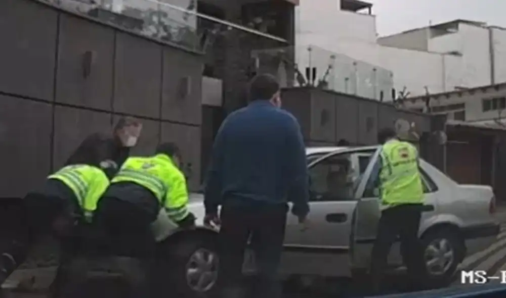 Serenos de la Municipalidad de Surco auxiliaron a la mujer de 82 años. Foto: Difusión