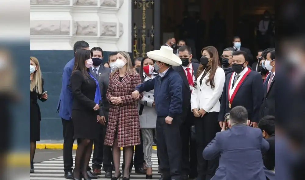 Alva salió junto a Castillo tras reunión que mantuvieron con la Mesa Directiva. Foto: Carlos Félix / La República