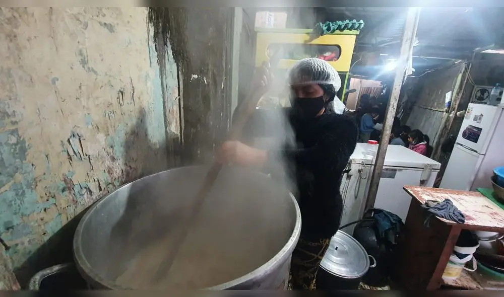 Lluvia se filtra en humilde local de olla común ubicado en el Rímac. Foto: Joel Robles/URPI-LR