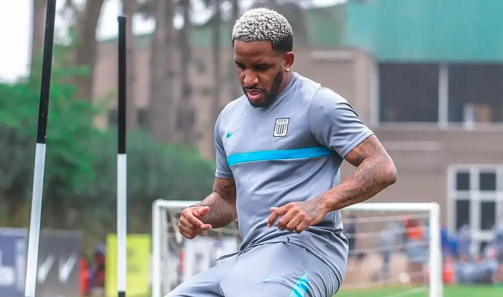 Jefferson Farfán volvió a entrenar con los blanquiazules en el Colegio de la Inmaculada. Foto: Alianza Lima
