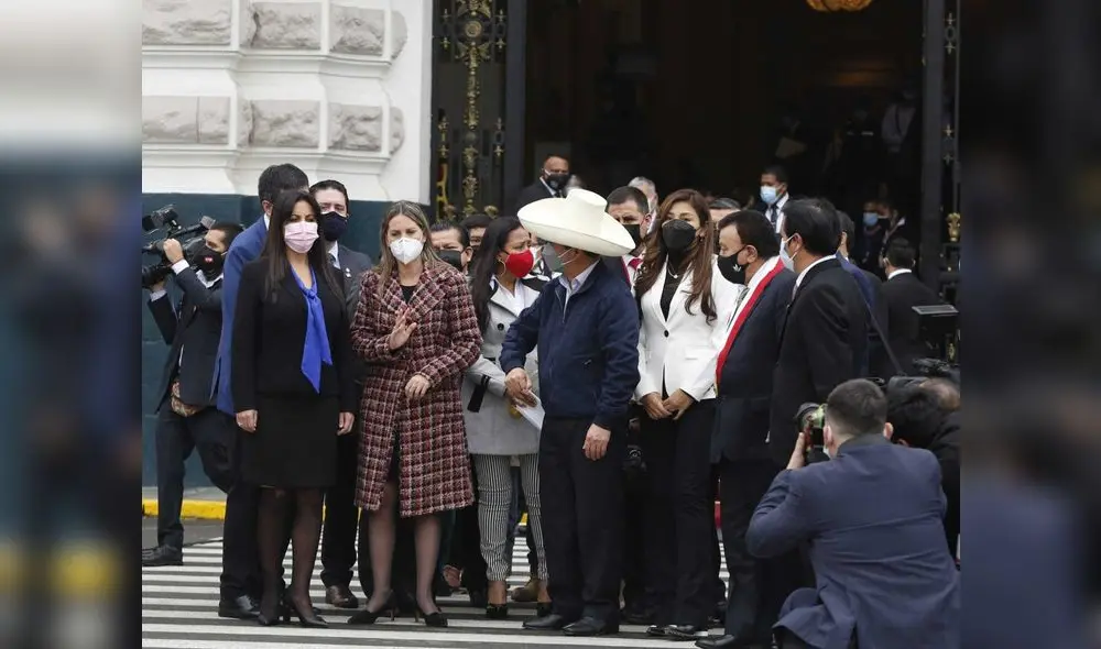 María del Carmen Alva rechaza saludo de Castillo. Foto: La República María del Carmen Alva rechaza saludo de Castillo. Foto: La República