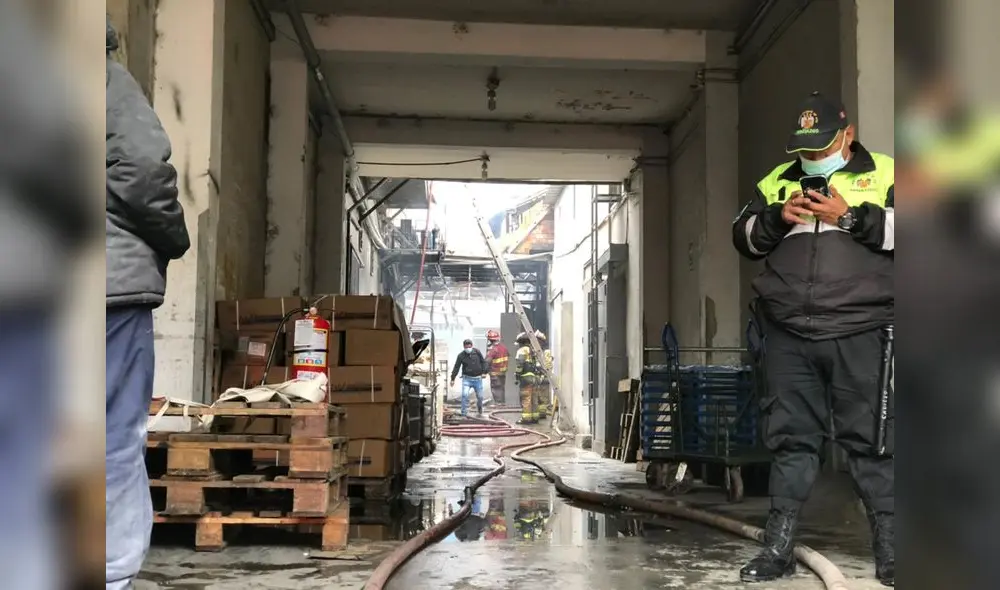 Aproximadamente seis unidades de los hombres de rojo fueron a la zona. Foto: Gianella Aguirre/URPI-LR Aproximadamente seis unidades de los hombres de rojo fueron a la zona. Foto: Gianella Aguirre/URPI-LR