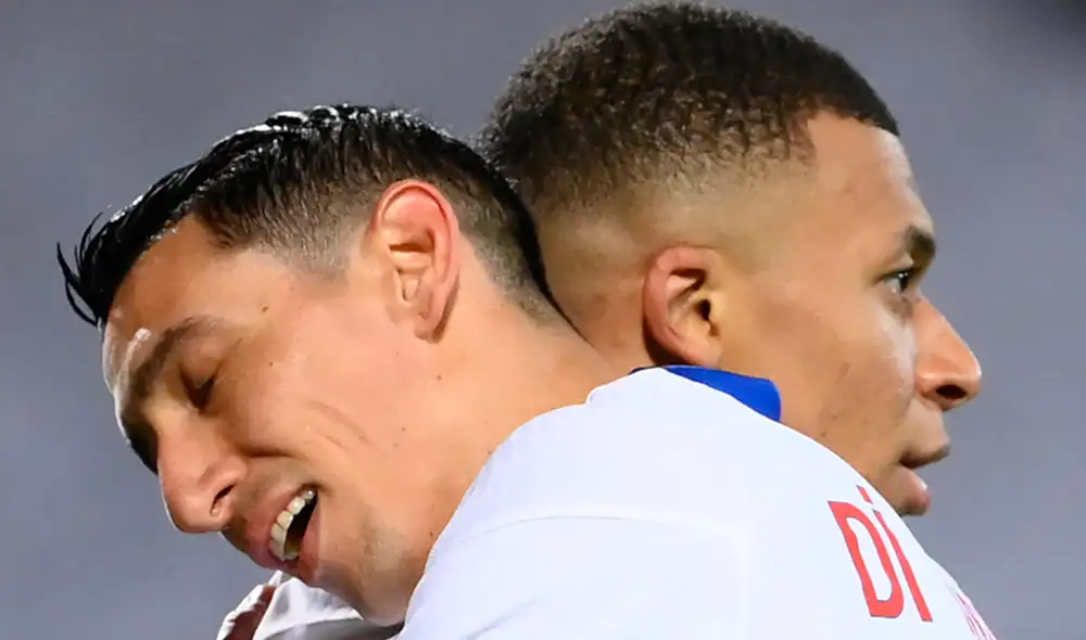 Ángel Di María y Kylian Mbappé en pleno festejo en una de las últimas victorias del PSG durante la campaña 2020-21 por la Ligue 1. Foto: AFP