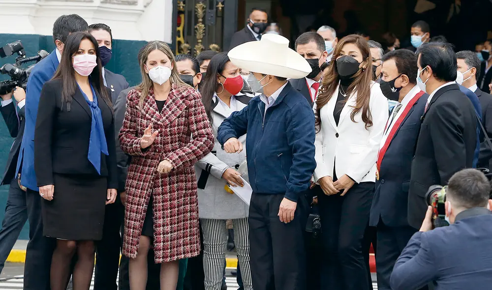 El dato. Es la primera vez que Pedro Castillo visita a la presidenta del Congreso. María del Carmen Alva lo acompañó a la salida y abandonó la escena rápidamente. Foto: Félix Contreras/La República