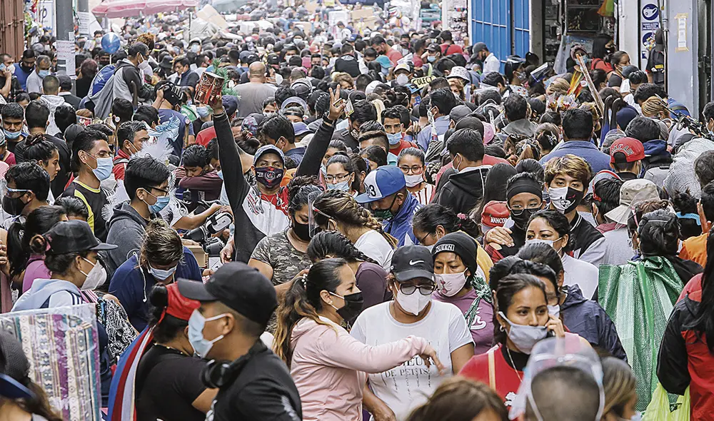 Alerta. El relajamiento de las medidas entre los jóvenes podría desencadenar tercera ola. Foto: Antonio Melgarejo/La República Alerta. El relajamiento de las medidas entre los jóvenes podría desencadenar tercera ola. Foto: Antonio Melgarejo/La República