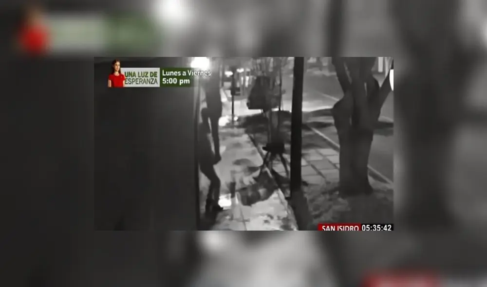 Uno de los sujetos sacó su arma de fuego​ y amenazó al vigilante para que no intente detenerlos. Foto: captura de pantalla BDP