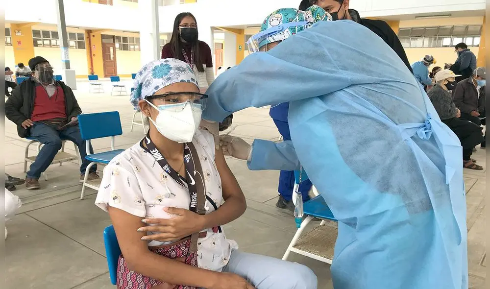 Personal de salud fue el primero en recibir vacuna Sinopharm en Lambayeque. Foto: Geresa.