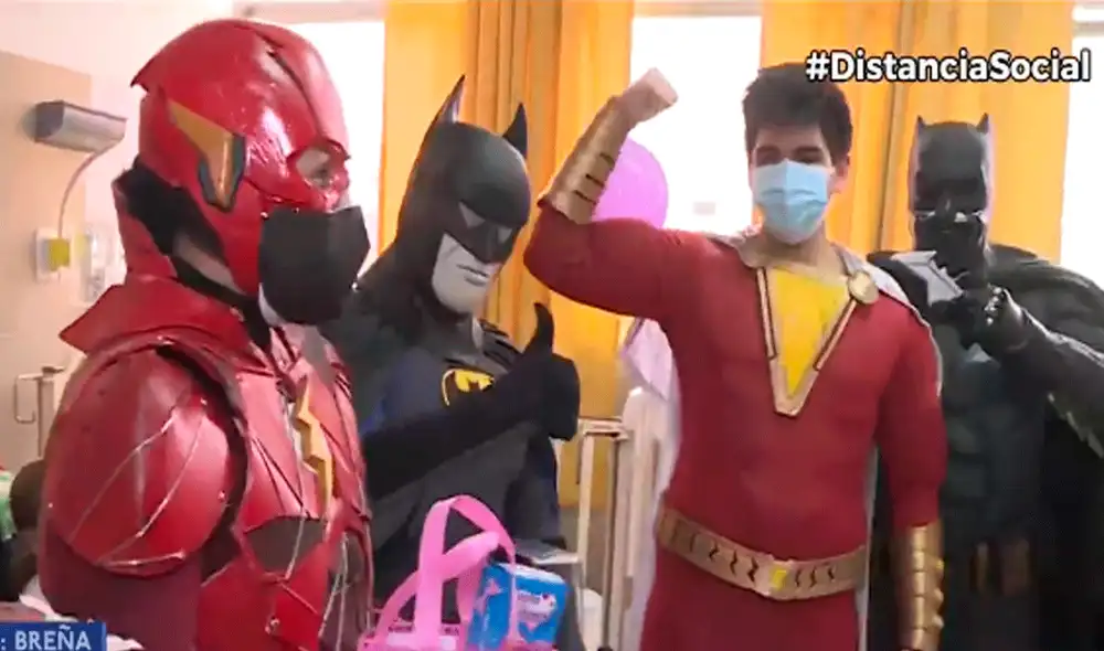 Superhéroes llevaron alegría y juguetes al Hospital del Niño. Foto: Captura/ Canal N Superhéroes llevaron alegría y juguetes al Hospital del Niño. Foto: Captura/ Canal N