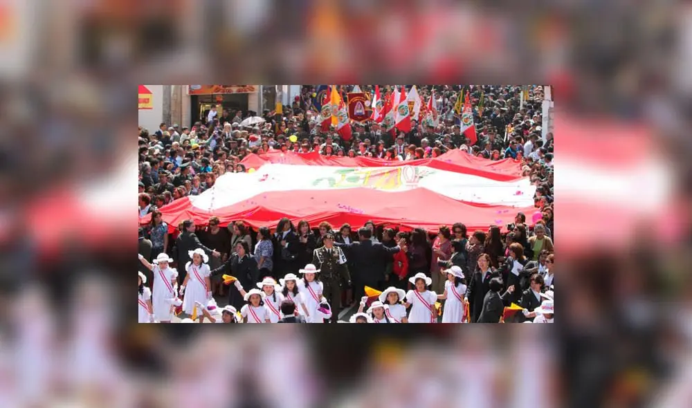 Solo las mujeres eran las responsables de cargar el símbolo patrio en su recorrido por las principales calles de Tacna. Foto: archivo/La República Solo las mujeres eran las responsables de cargar el símbolo patrio en su recorrido por las principales calles de Tacna. Foto: archivo/La República