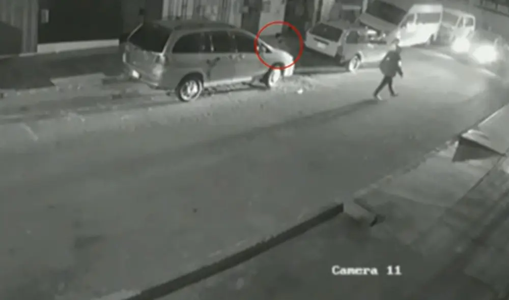 Delincuentes roban autopartes de autos a pocos metros de la Comisaría Pascana. Foto: Latina Noticias