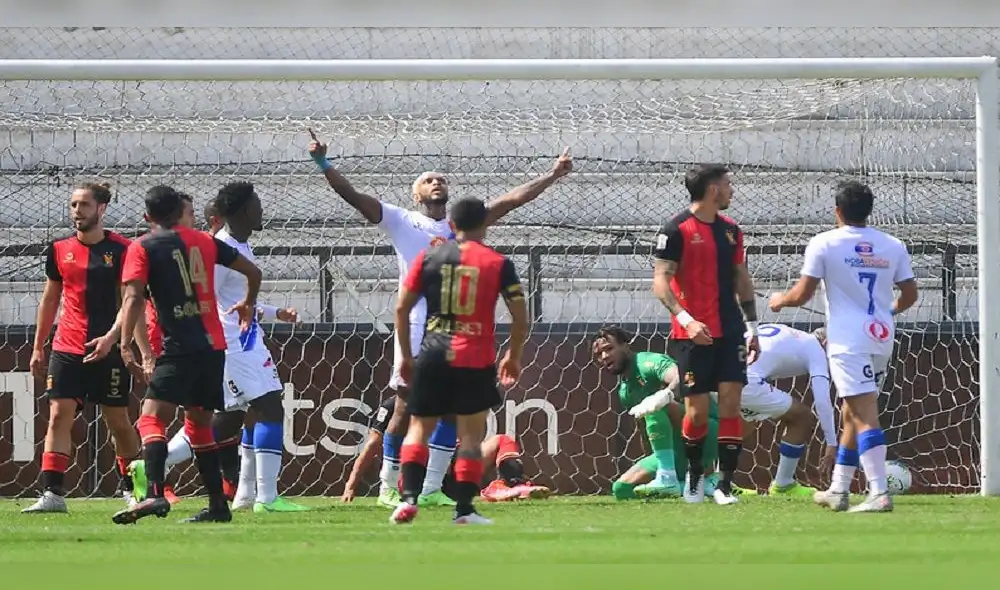 Azmahar Ariano puso el segundo para Sullana antes de acabar el primero tiempo. Foto: Liga 1