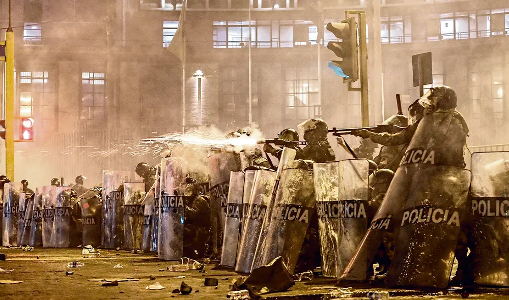 Fuego. Muerte de jóvenes ocurrió el 14 de noviembre, en la marcha contra Manuel Merino. Foto: Antonio Melgarejo / La República