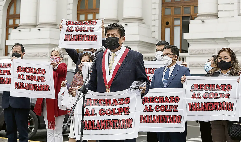 Protesta. Perú Libre rechaza la forma en que se realizó la distribución de las presidencias de comisiones. Foto: Félix Contreras
