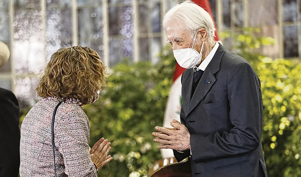 En la mira. Un nutrido bloque de congresistas opositores plantea la interpelación al canciller Héctor Béjar, que aquí saluda a una representante diplomática. Foto: difusión En la mira. Un nutrido bloque de congresistas opositores plantea la interpelación al canciller Héctor Béjar, que aquí saluda a una representante diplomática. Foto: difusión