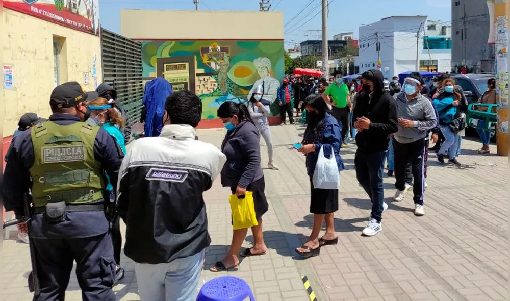 Durante este sábado y domingo se aplicarán primeras dosis a las personas mayores de 41 años de edad. Foto: La República