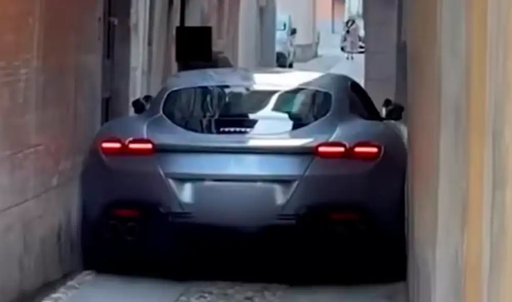 Aún no se ha revelado si el dueño pudo retirar su auto del estrecho callejón. Foto: captura de YouTube