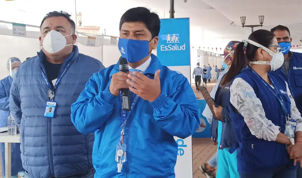 Mario Carhuapoma, presidente ejecutivo de EsSalud, llegó al vacunatorio Real Felipe para supervisar la vacunación contra la COVID-19. Foto: Jessica Merino/ URPI-LR Mario Carhuapoma, presidente ejecutivo de EsSalud, llegó al vacunatorio Real Felipe para supervisar la vacunación contra la COVID-19. Foto: Jessica Merino/ URPI-LR