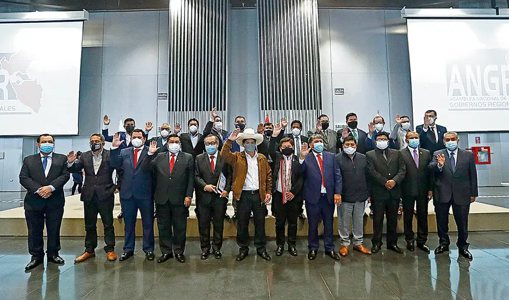 Reunión. Primer mandatario escuchó a los diversos gobernadores. Dijo que elaborarán un cronograma de visitas a las regiones. Foto: Presidencia