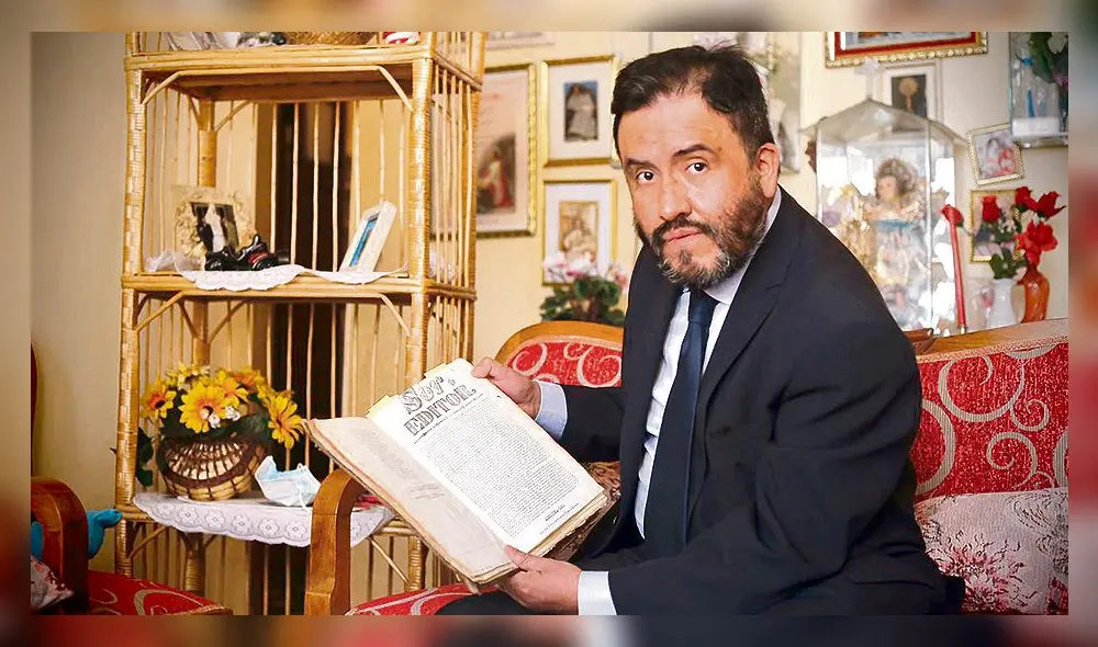 El abogado e historiador Mario Rommel Arce muestra el volante que circularon en sepelio del poeta.