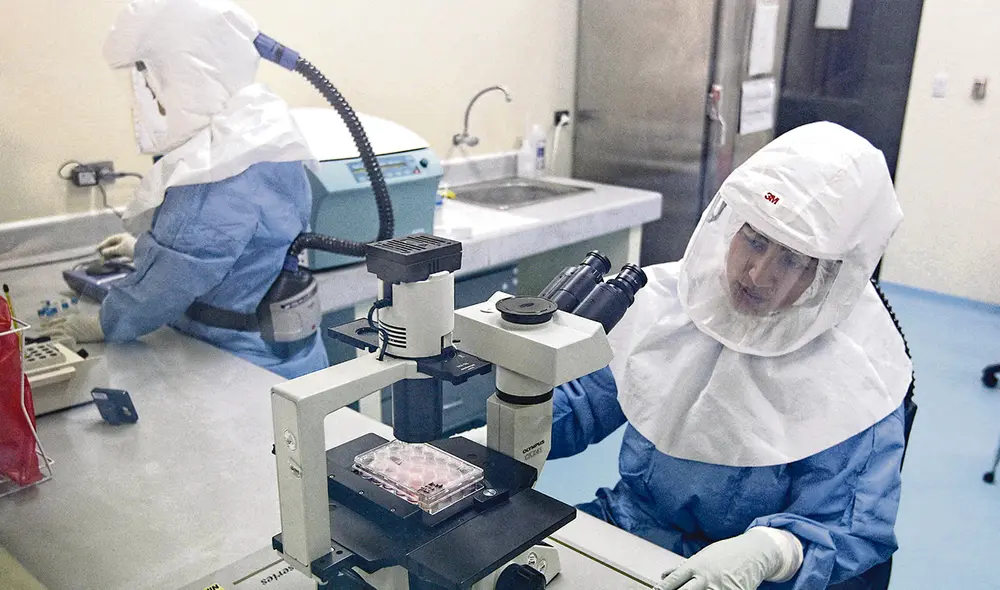 Laboratorio. Los investigadores del INS hacen rastreo genómico con muestras que llegan de todo el país. Variante delta es muy contagiosa. Foto: EFE Laboratorio. Los investigadores del INS hacen rastreo genómico con muestras que llegan de todo el país. Variante delta es muy contagiosa. Foto: EFE