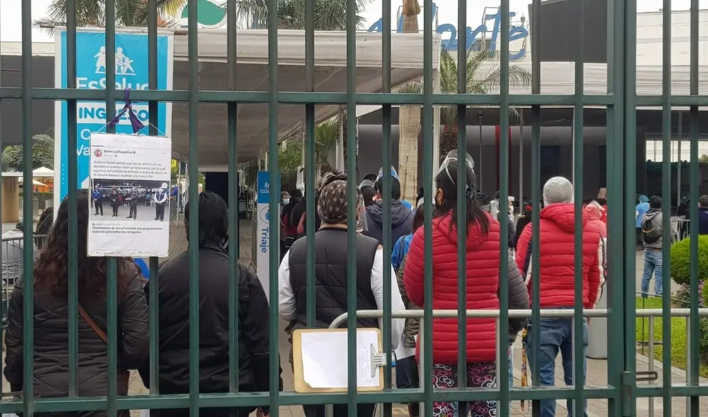Ciudadanos formaron su cola desde antes de las 7.00 a. m. Foto: César Zorrilla / URPI-LR Ciudadanos formaron su cola desde antes de las 7.00 a. m. Foto: César Zorrilla / URPI-LR