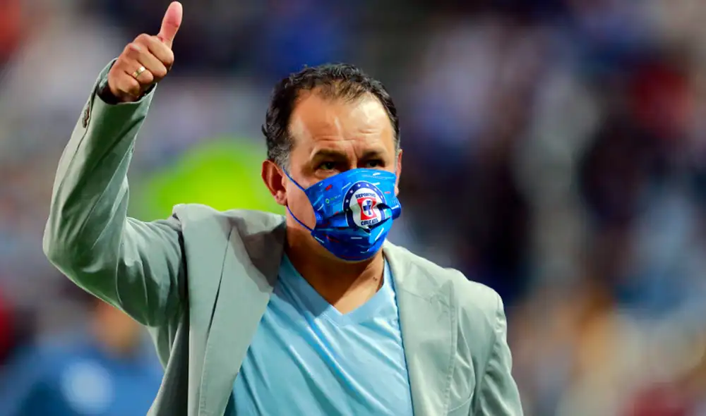 Juan Reynoso asume la segunda temporada como entrenador del Cruz Azul. Foto: AFP