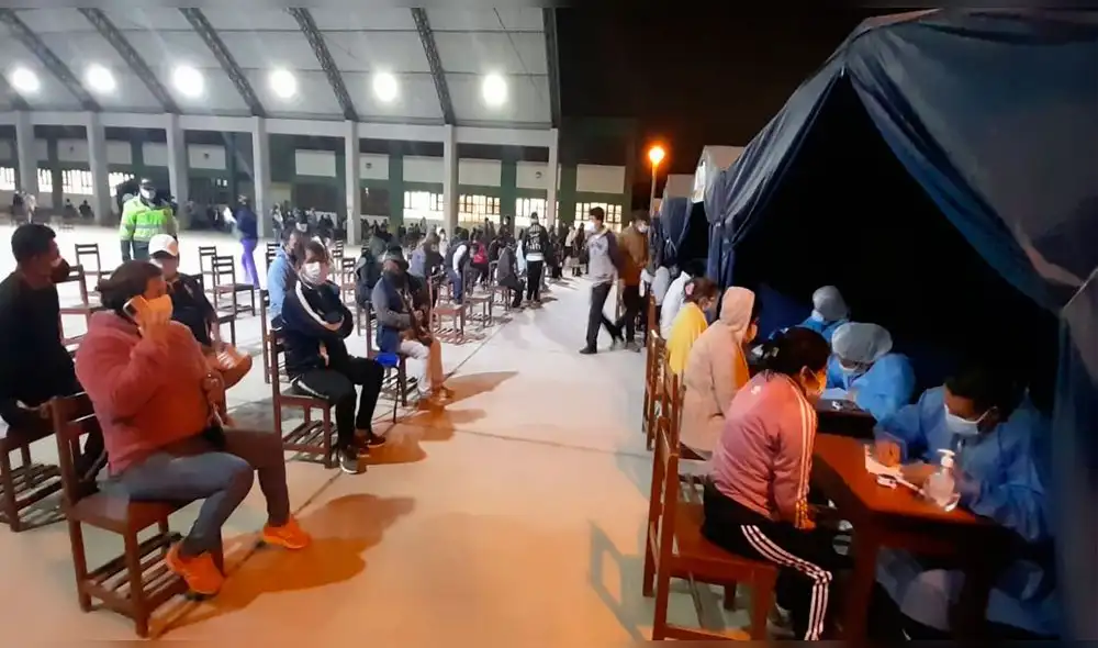 Inmunización en colegio Elvira García también se realizó en horas de la noche. Foto: Geresa Inmunización en colegio Elvira García también se realizó en horas de la noche. Foto: Geresa