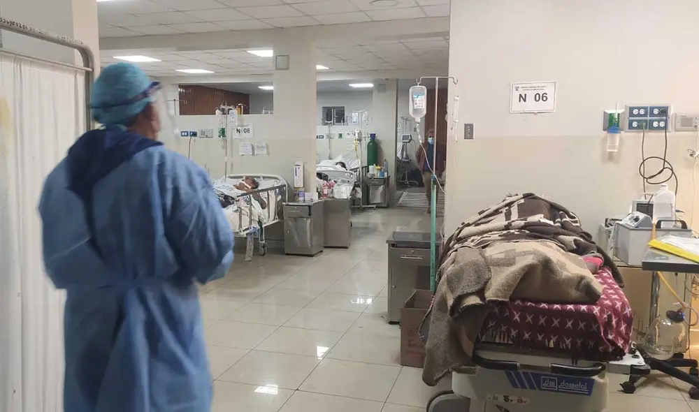 Presunto feminicida fue llevado de emergencia al hospital, pues tiene una herida en el cuello. Foto: Maribel Mamani/La República