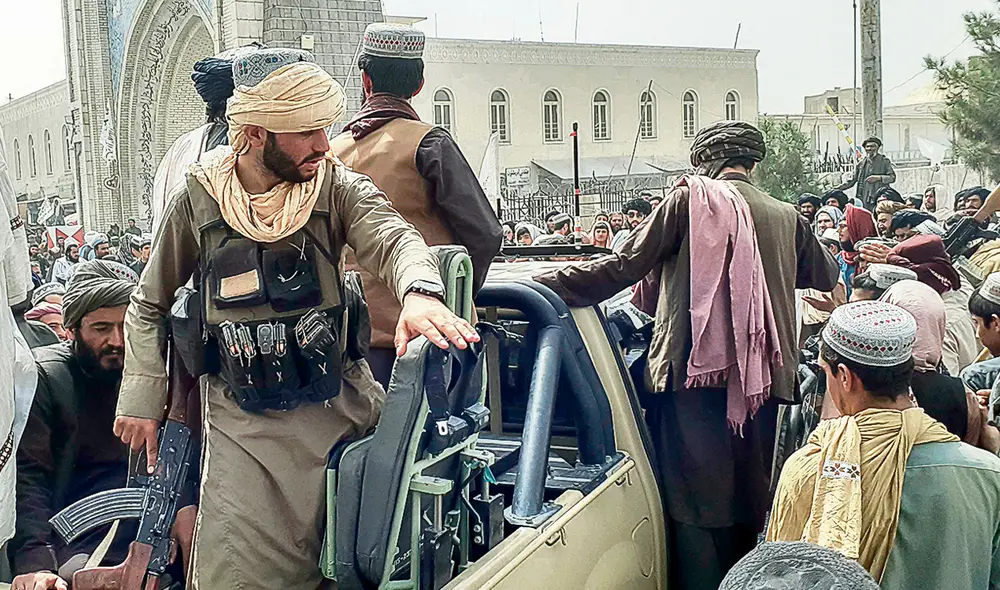 Regreso. “Nuestro país ha sido liberado y los muyahidines son victoriosos”, dijo un militante al canal de noticias Al Jazeera desde el palacio de Afganistán. Foto: EFE
