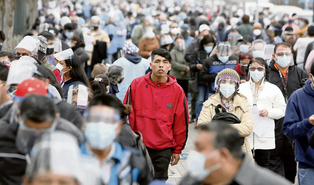 Use doble mascarilla para no contagiarse. La población debe mantener los cuidados y vacunarse con las dos dosis de la vacuna contra el Covid-19. Foto: Marco Cotrina / La República