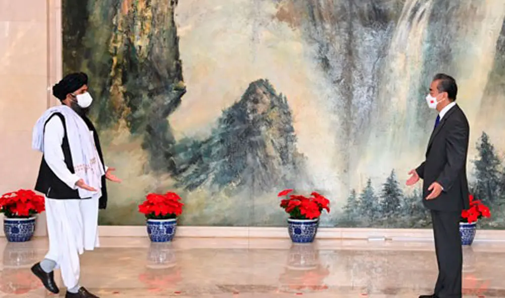 Abdul Ghani Baradar, uno de los fundadores de los talibán, se reunió con el ministro chino de Exteriores, Wang Yi, el pasado 28 de julio en Tianjin. Foto: Cancillería de China