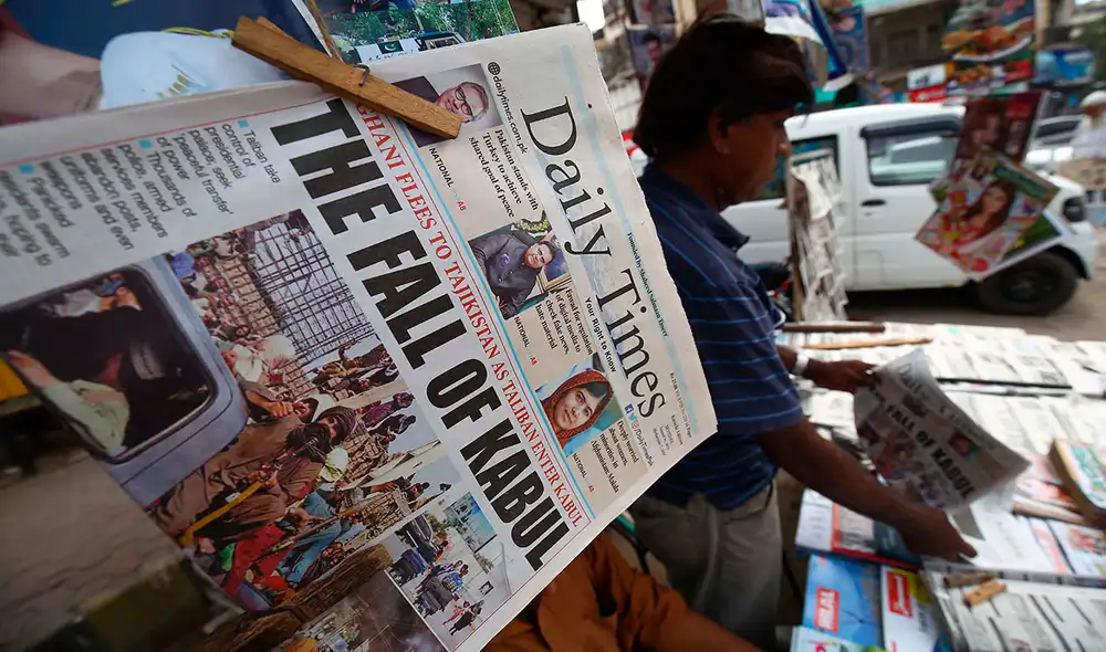 En países de la región la caída de Kabul, en Afganistán, a manos de los talibanes es portada en varios medios impresos. Foto: EFE