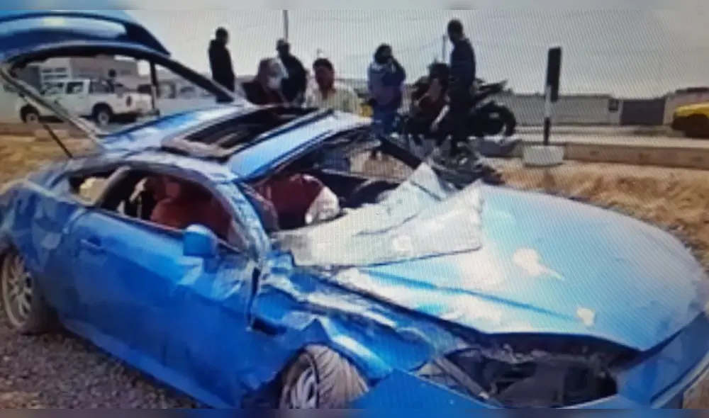 Totalmente destrozado quedó el automóvil tras dar vuelta de campana. Foto: captura Facebook Hoy Noticias Totalmente destrozado quedó el automóvil tras dar vuelta de campana. Foto: captura Facebook Hoy Noticias
