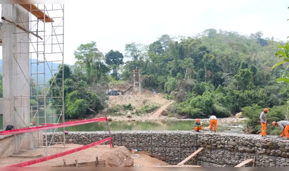 Puente colgante de Bagazán se construye sobre el río Pachicilla, en el distrito de Pachiza. Foto: Goresam