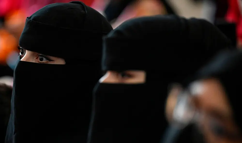 Mujeres muy conocidas en Kabul expresaron en las redes sociales su tristeza al ver su país y toda su vida destrozadas a manos de los talibanes. Foto: AFP Mujeres muy conocidas en Kabul expresaron en las redes sociales su tristeza al ver su país y toda su vida destrozadas a manos de los talibanes. Foto: AFP