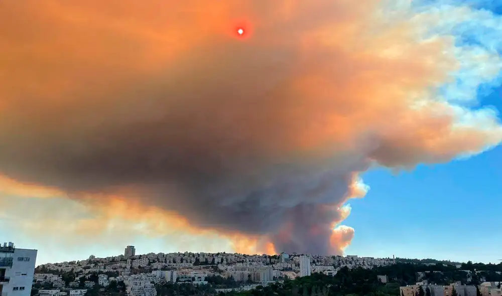 Imagen de una columna de humo cerca a Jerusalén. El ministerio de salud israelí advirtió que existe una alta contaminación ambiental. Foto: Hispan TV