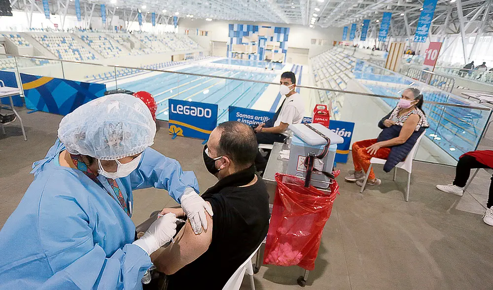 Son prioridad. Los adultos rezagados, junto con los programados, serán atendidos en esta Vacunatón para cerrar brechas. Foto: Félix Contreras / La República Son prioridad. Los adultos rezagados, junto con los programados, serán atendidos en esta Vacunatón para cerrar brechas. Foto: Félix Contreras / La República