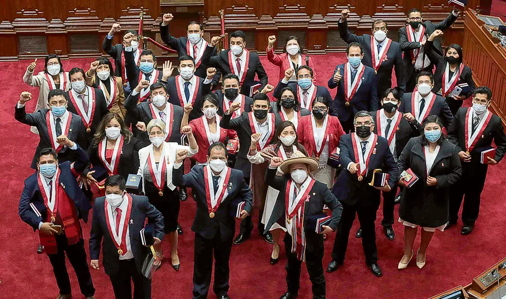 Réplica. Según docentes de Perú Libre, los critican por exigir presidir la Comisión de Educación. Foto: EFE