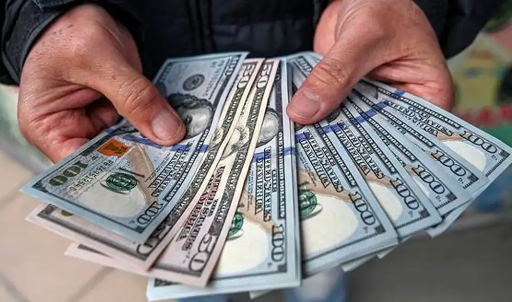 El precio del dólar oficial es chequeado tanto por compradores como por comerciantes. Foto: AFP